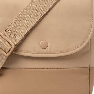 Sac bandoulière unisexe en nylon avec rabat zippé, une large sangle, poche arrière discrète de 9 cm de profondeur, faible MOQ, vente en gros, fabriqué à Taïwan - Product Image 4
