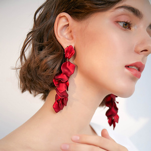Nouvelles boucles d'oreilles longues en forme de pétale de rose écologique pour femmes Design irrégulier avec appel noble et boucles d'oreilles de style élégant - Product Image 5