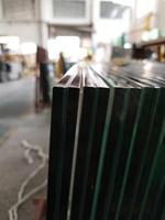 Verre imprimé numériquement personnalisable avec des impressions claires, adapté à une utilisation comme cloison de séparation dans les halls d'hôtels et les aéroports.