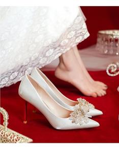 รองเท้าเจ้าสาวสีเบจสไตล์ฝรั่งเศส ประดับมุก ปลายแหลม ส้นสูง หนังแก้ว - Product Image 2