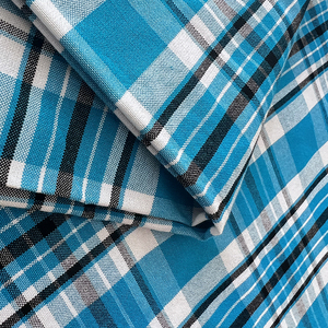 Tissu en rayonne/viscose 100% - Fil Masai teint en rouge à carreaux pour vêtements traditionnels africains - Product Image 4