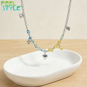 Collier ras du cou pour femme avec zircon géométrique coloré et perles, chaîne épaisse en or PVD à maillons ovales et pendentif cœur - Product Image 5