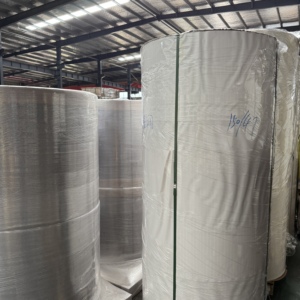 Rouleau de matériau brut en pâte vierge écologique enduite de PE pour la production de fonds de gobelets en papier - Product Image 1