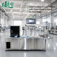Marqueur laser UV industriel à alimentation automatique, avec unité intégrée de contrôle et de rejet par vision pour le codage et la traçabilité des emballages alimentaires