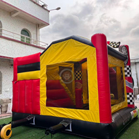 Château gonflable à thème voitures avec toboggan et zone de jeux gonflable