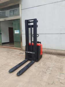 Apilador Eléctrico de Plataforma HELI, Capacidad de 1.5 y 2 Toneladas, Altura de 3m, 3.5m y 4m, Equipo de Elevación para Almacén Operado a Pie - Product Image 3