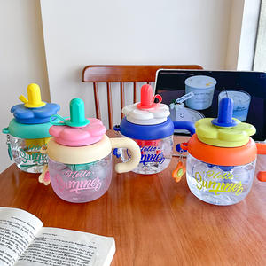 Vente en gros de nouvelles gourdes en plastique de 1100 ml avec paille, motif ours en 3D, bouteille d'eau en plastique <span class=keywords><strong>portable</strong></span> pour l'extérieur - Product Image 2