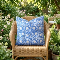 Housse de coussin imprimée 100 % coton motif floral bleu et blanc, style artistique, pour canapé et salon, vente en gros