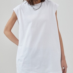 เสื้อกล้ามชายแบบมีรอยผ่าด้านล่าง รุ่นใหม่ล่าสุด เสื้อยืดแขนกุดสไตล์สปอร์ตสำหรับผู้ชาย เสื้อกล้ามผู้ชายทรงหลวมสไตล์ลำลอง - Product Image 4