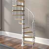 Escalier en colimaçon intérieur de villa duplex moderne de luxe, en métal durable avec marches flottantes, balustrade en acier, éclairage LED