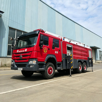 Nouveau camion de pompiers à mousse diesel HOWO 6x4 à conduite à droite, réservoir de plus de 10000 L, 351-450 ch, portée de 10-80 m pour la lutte contre les incendies et les opérations de sauvetage en zone urbaine et en immeubles de grande hauteur