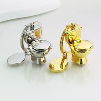 Porte-clés en métal en forme de toilette simulée créative, mini porte-clés de voiture en forme de toilette, pendentif de salle de bain, petit cadeau personnalisable