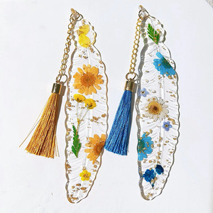 Marque-pages en résine époxy avec plumes, pompons, fleurs pressées faites à la main, design moderne, impression numérique écologique, promotionnels variés - Product Image 1