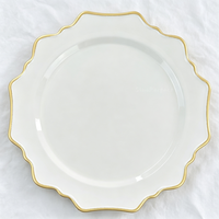 Assiette de présentation carrée dorée ajourée style vintage avec bord festonné, en plastique, pour mariage et banquet, sous-assiette décorative de table, vente en gros