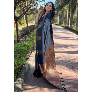 Sari de Seda Gris Suave Elite Weaves con Borde Floral, Tejido Zari en Contraste, Chal y Pañuelo Tradicional - Product Image 6