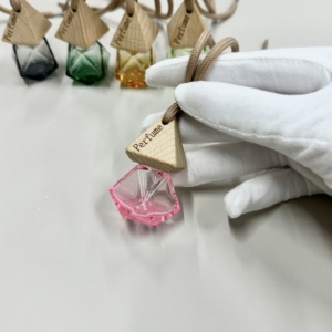 Custom 8ml Car <span class=keywords><strong>Hanging</strong></span> Difusor Garrafa De Perfume De Vidro Preto Forma Quadrada Triângulo Tampa De Madeira com Tampa De Parafuso Tipo De Vedação - Product Image 2
