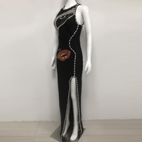 Robe longue élégante noire pour femme avec bordure perlée, motif visage en strass, fente haute et bandage, idéale pour les soirées