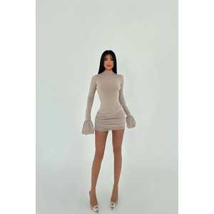 Robe longue en cuir crème de style Empire à manches longues pour femme, avec volants, idéale pour les fêtes formelles, les célébrations de jour et les occasions spéciales. Disponible en taille XS. - Product Image 2