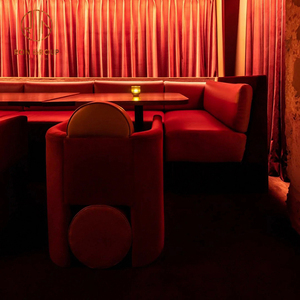 Ensemble de canapés en velours rouge commercial avec dessus de table en marbre pour restaurant et café, aménagement de sièges de salle à manger moderne - Product Image 2