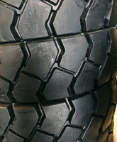 Pneu OTR diagonale à bande de roulement profonde 18.00-25 44PR 40PR avec carcasse renforcée, pneu de transpalette robuste pour manutention de conteneurs E4 IND-4