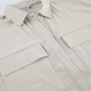 Tuta Corta da Donna Personalizzata OEM in Tessuto Texturizzato Effetto Stropicciato Color Kaki Chiaro con Maniche Corte e Cintura in Vita per uno Stile Rilassato e Neutro - Product Image 6