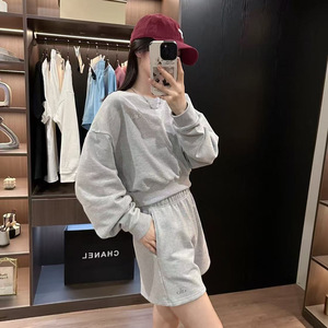 Set Casual Classico da Donna Primavera 26, Felpa a Maniche Lunghe con Collo Tondo e Lettere Tridimensionali in Cotone Organico e Spandex, con Pantaloncini - Product Image 2
