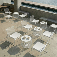 Ensemble table et chaises industrielles en fer rouge pour l'extérieur, idéal pour les cafés, salons de thé, zones de loisirs/négociation