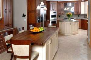 Meuble de cuisine intégré sur mesure avec évier, cuisinière, rangement latéral et espace repas - Product Image 5