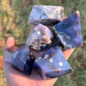 Vente en gros de pierres de guérison en agate bleue de style bohème naturel de haute qualité, sculptées en forme libre, tendance mode - Product Image 1