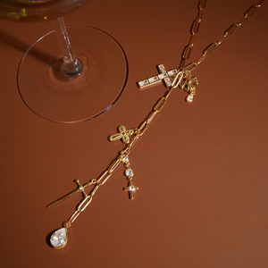 Collier personnalisé en acier inoxydable plaqué or 18 carats, double couche, avec grosse goutte d'eau délicate et chaîne fouet de cheval ornée de perles et d'une couronne - Product Image 4