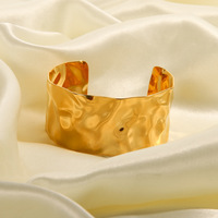 Bracelets personnalisés en acier inoxydable pour femmes, plaqué or 18K, motif de marteau exagéré, large