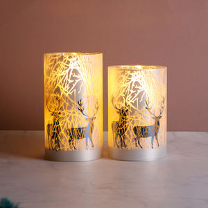 Candela LED in Vetro Rosso con Fiamma 3D Realistica a Batteria, Decorazione Natalizia a Forma di Cervo di Matti, Telecomandabile - Product Image 1