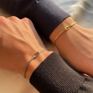 Bracelet minimaliste pour couples, plaqué or 18 carats, en acier inoxydable, étanche, chaîne serpent réglable, nœud d'amour - Product Image 1