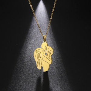 Collier pendentif en acier inoxydable « <span class=keywords><strong>Maman</strong></span> tenant un bébé » avec chaîne à maillons – Cadeau idéal pour la Fête des Mères – Meilleures ventes - Product Image 2