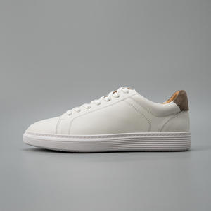 Zapatillas de Cuero Retro Hechas a Mano para Hombre, Zapatos Casuales Bajos para Caminar con Suela Acolchada de Diseño Moderno - Product Image 1