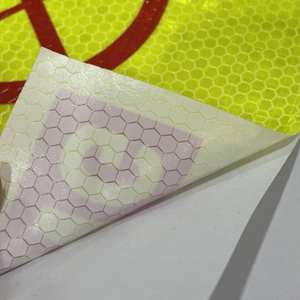 ملصق عاكس للسيارات بحجم 20×20 سم بتصميم 'خطر' باللغة العربية السعودية، ملصقات عاكسة ذاتية اللصق على شكل خلية النحل للمركبات الطويلة في دبي والشاحنات - Product Image 6