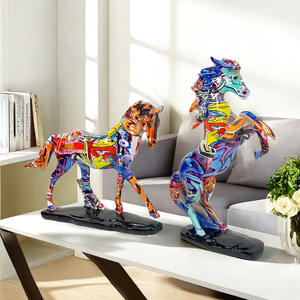 Ornement artisanal en résine époxy sculptée à transfert d'eau de style graffiti européen pour la décoration de l'entrée du salon - Product Image 1