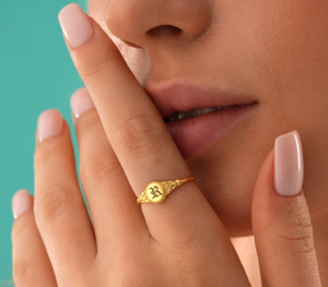 Anillo Gótico Vintage Personalizado de Acero Inoxidable 316L con Baño de Oro PVD de 18K, Anillo de Sello con Inicial Personalizada, Anillo Gótico Delicado - Product Image 1