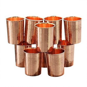Ensemble de 8 gobelets en cuivre, design traditionnel gravé, tasses à boire en métal, vaisselle écologique, articles de marquage - Product Image 1