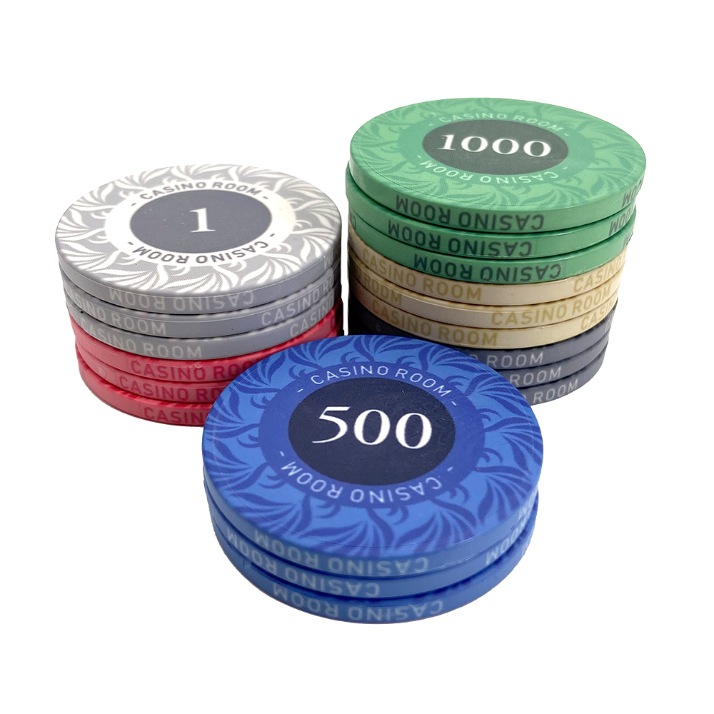 Jetoane de casino colorate reprezentând diverse valori