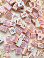 Jeu de Mahjong américain en acrylique rose nacré, 160 tuiles, motif fleur de cerisier or rose, dos nacré irisé, pions couronne, durable