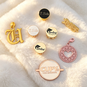 Plaques métalliques gravées personnalisées, étiquettes métalliques avec logo personnalisé pour vêtements et accessoires - Product Image 1