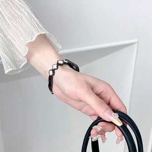 Correa de <span class=keywords><strong>reloj</strong></span> Chahong Ardor Clover Mother Of Pearl para <span class=keywords><strong>Apple</strong></span> Watch de 14 mm, correa de silicona con diseño de dijes, correa de repuesto. - Product Image 3