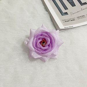 Roses artificielles QiYing Victory en soie, design réaliste à trois têtes, pour mariages, centres commerciaux, style moderne et minimaliste - Product Image 3