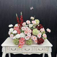 Décoration de mariage : Arrangements floraux pour allée centrale avec roses blanches et fleurs blanches pour allée centrale
