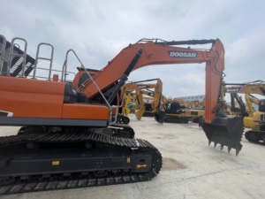 Excavadora Usada DOOSAN DX300 Versátil de Gran Capacidad para Colocar Alcantarillas de Hormigón Grandes en Taludes Ferroviarios - Product Image 5