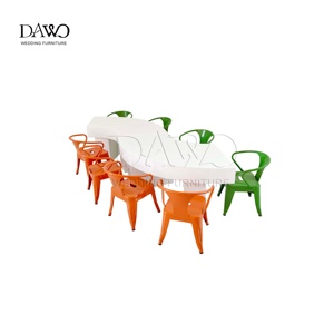 Ensemble de table en MDF blanc courbé en forme de S avec chaises en métal orange et <span class=keywords><strong>vert</strong></span> pour la location de fêtes d'enfants - Product Image 1