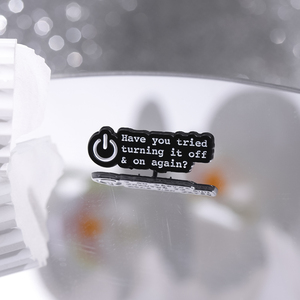 Broche émaillée textile Sming Pins avec message 'Have You Tried Turning It Off & on Again', avec bouton de fermeture, pour sac à dos, vêtements et bijoux - Product Image 2