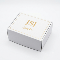 Boîte à chocolats de luxe en albâtre blanc avec intérieur rose poudré pour offrir des bonbons haut de gamme et pour une présentation professionnelle en boutique