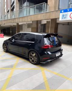 Auto Usata in Vendita a Prezzo Vantaggioso, Golf GTI Nera Potente 2.0T con Alettone DBworks e Cerchi Dorati, Piena di Sportività - Product Image 4